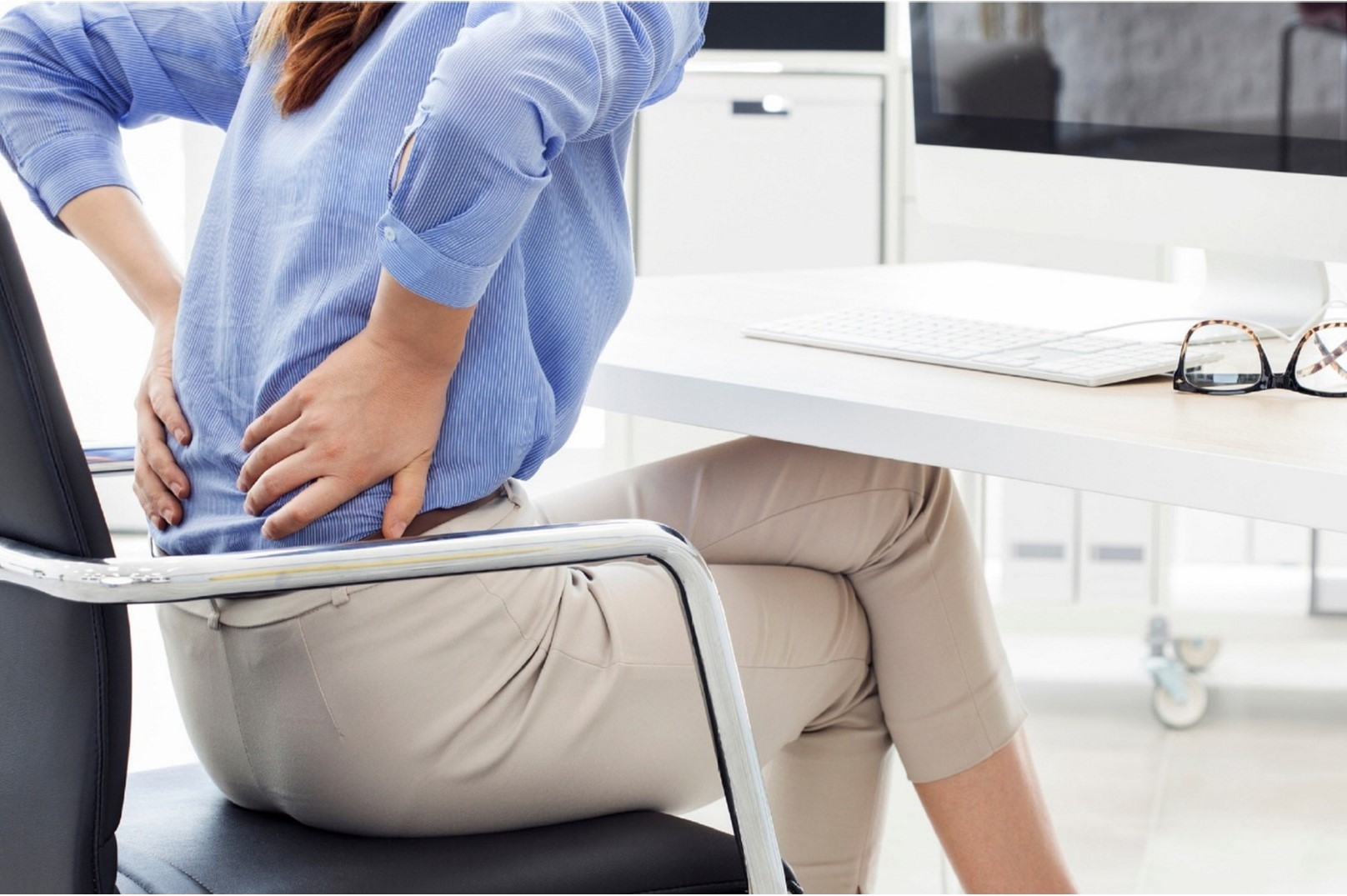 mujer sentada con dolor de espalda